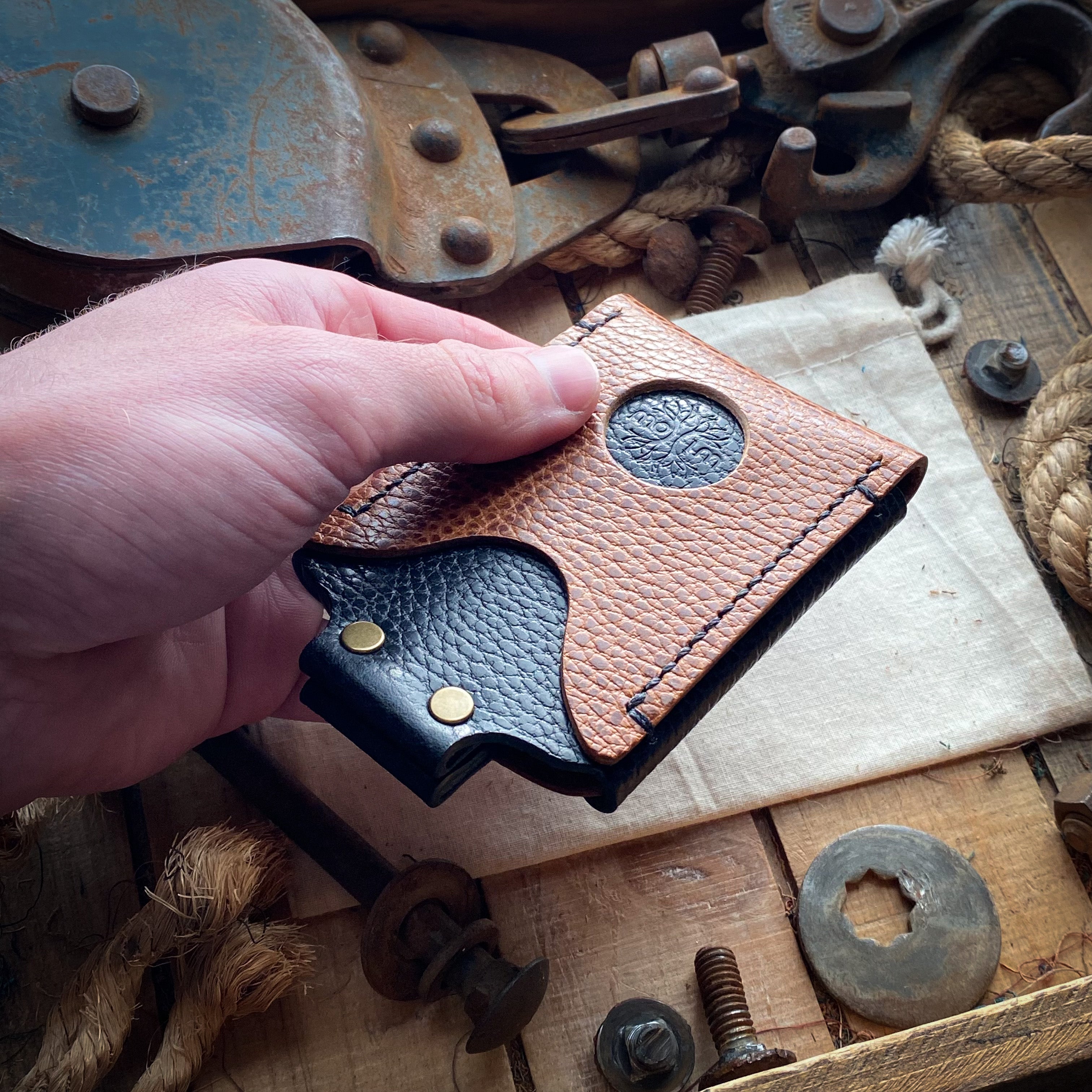 Best Mens Minimalist Wallet for Airtag