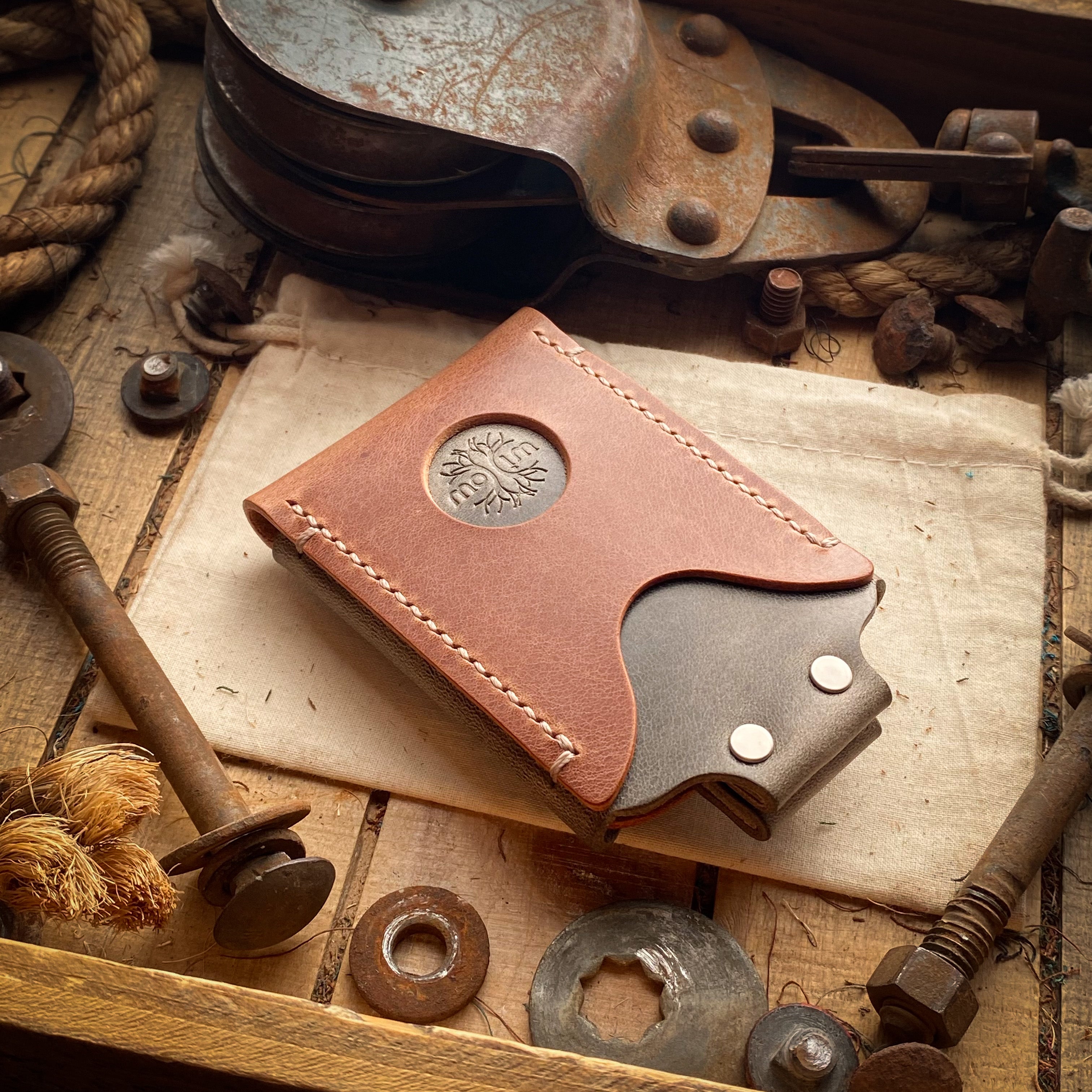 Best Minimalist Wallet in Distressed Leather for Airtag