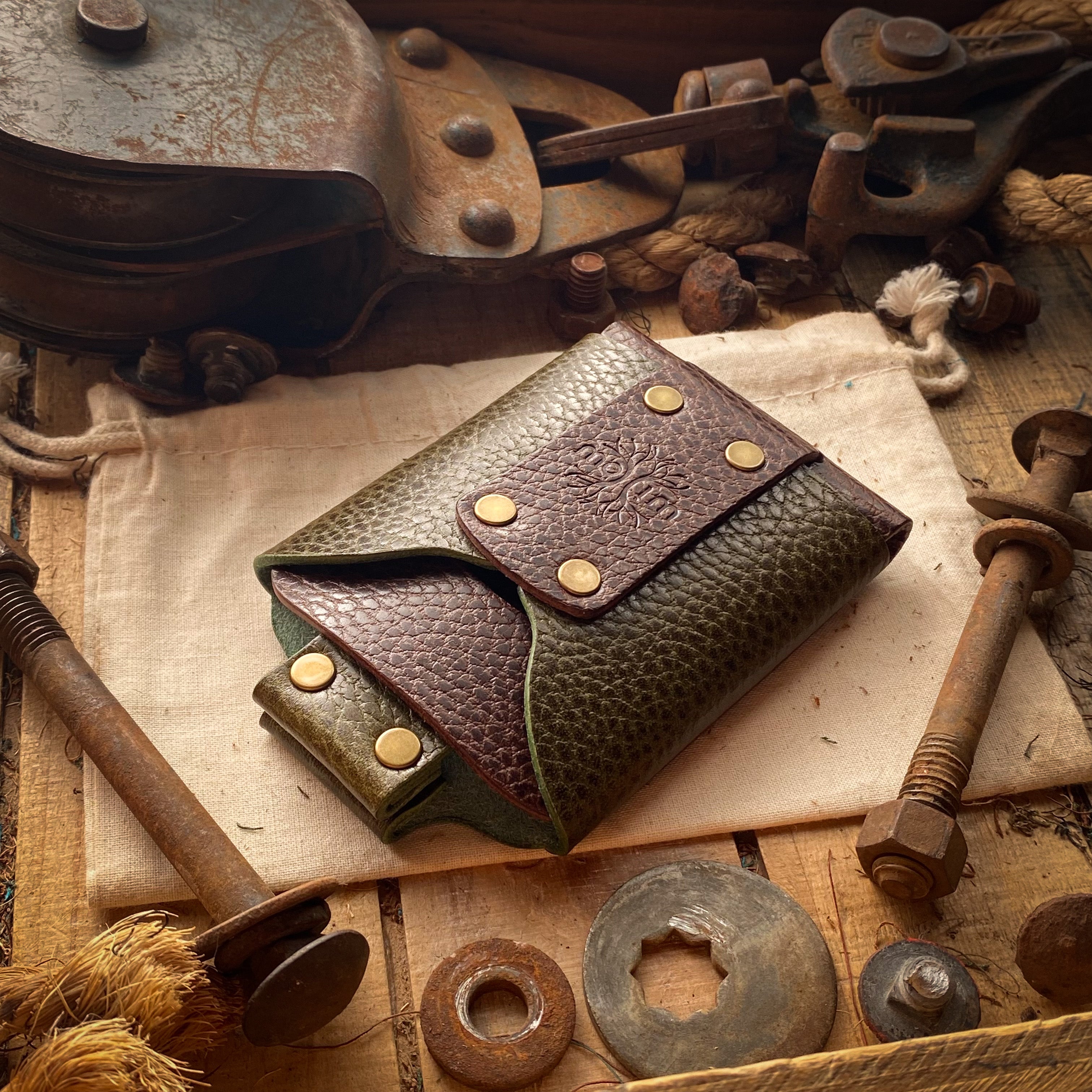 Best Slim Minimalist Wallet in Hand 