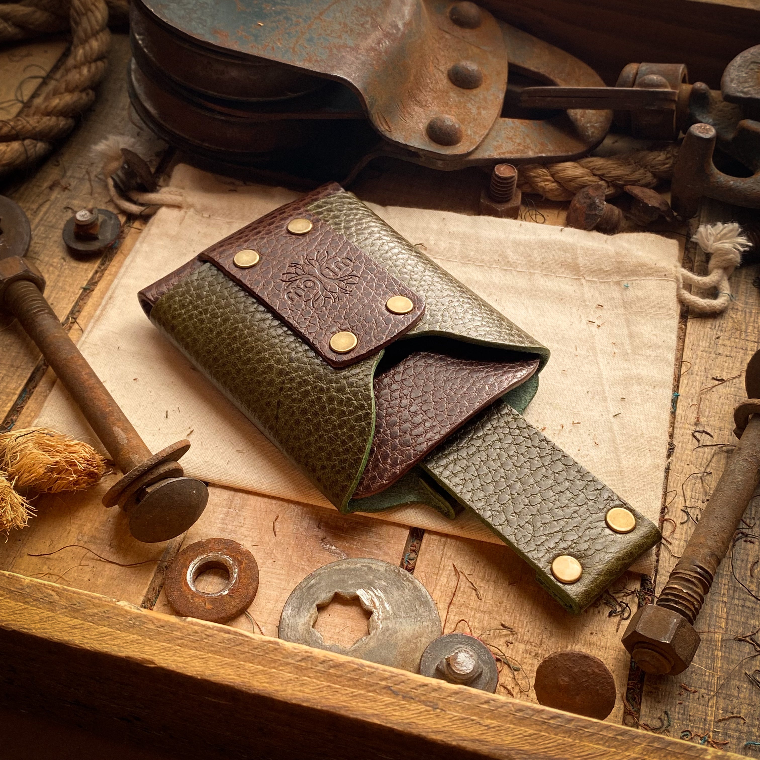 Best Slim Minimalist Wallet in Hand Brown Leather Leather Pull Tab