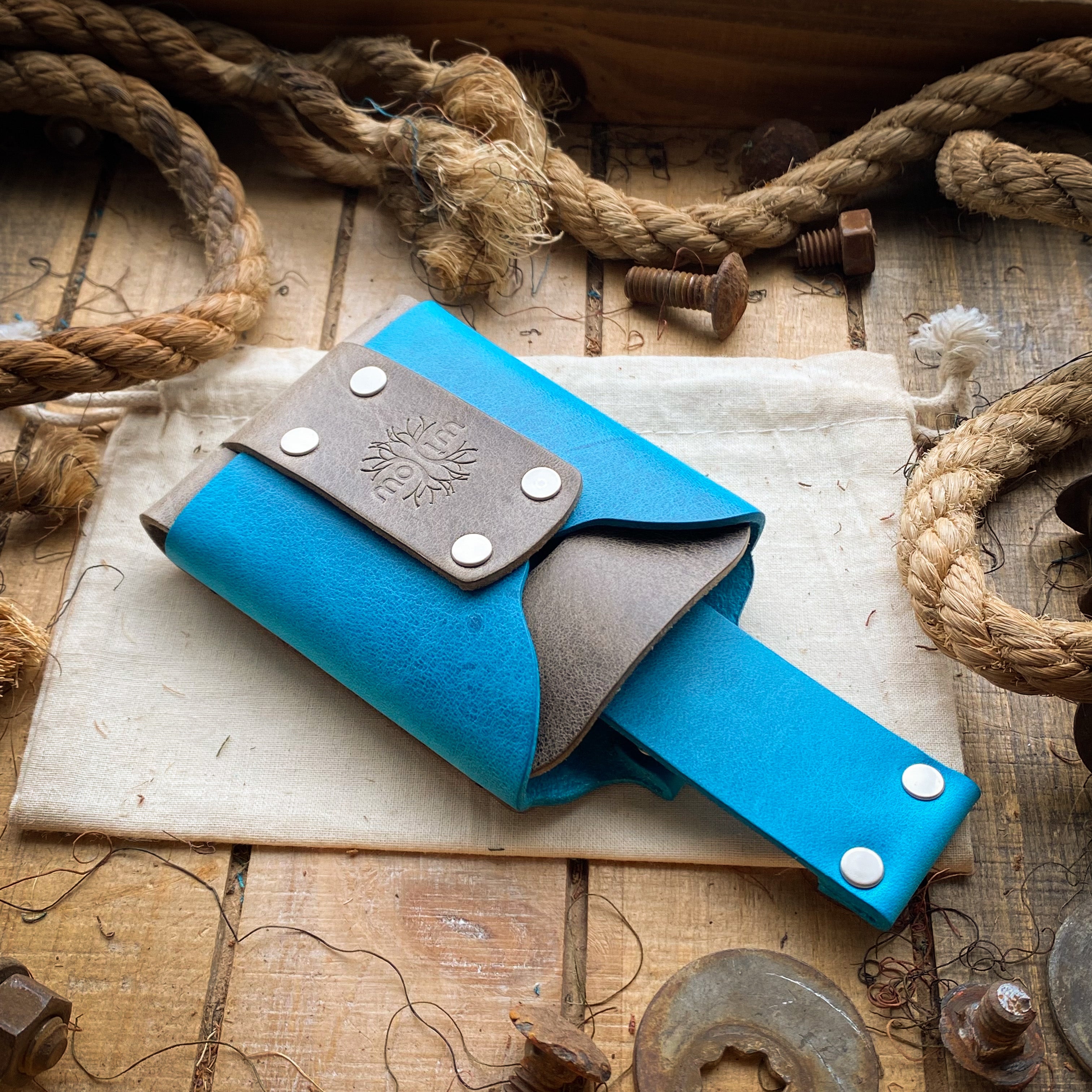 Minimalist Wallet with leather pull tab
