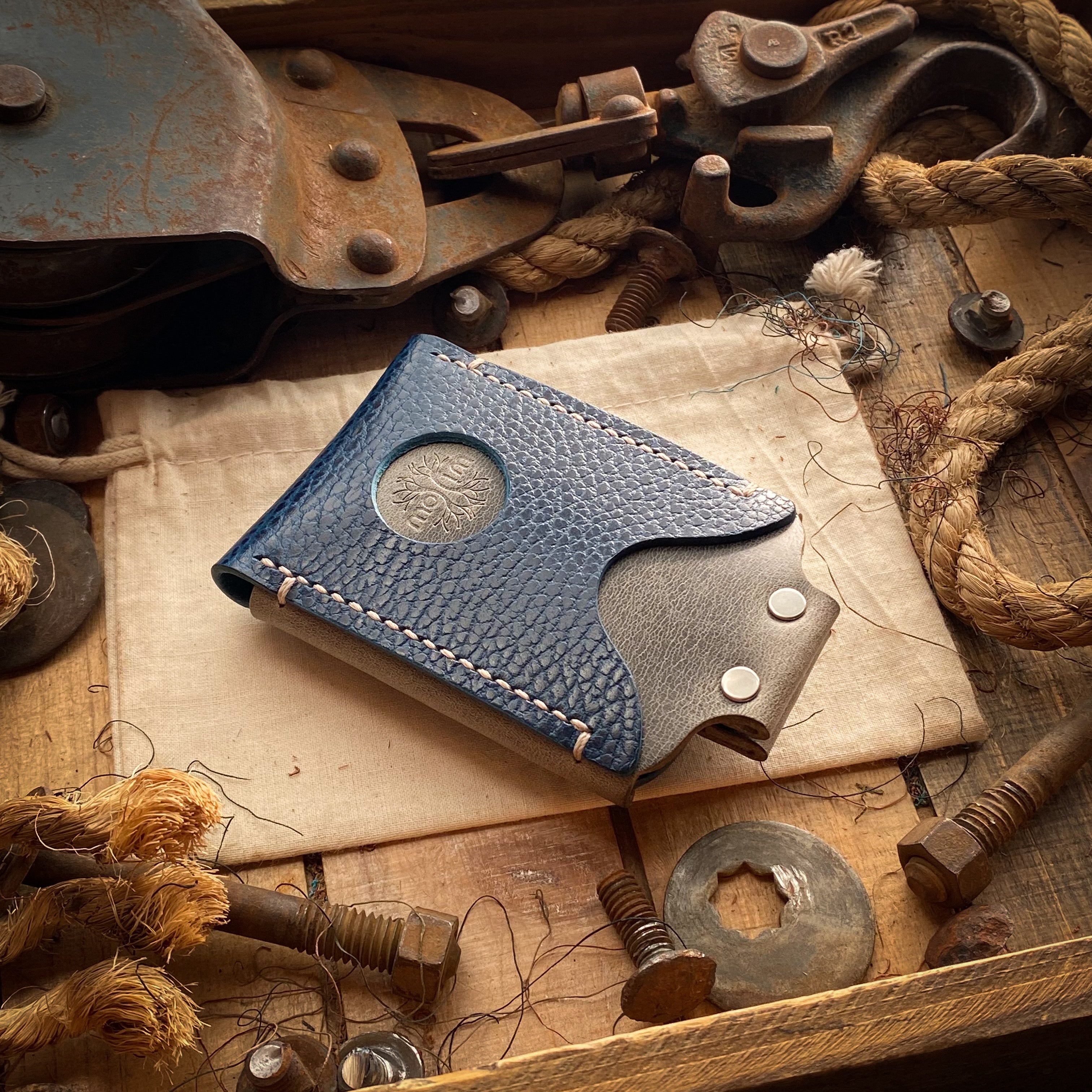 Mens Minimalist Wallet in Blue Dollaro and Charcaol Knocks Wallet with AirTag 