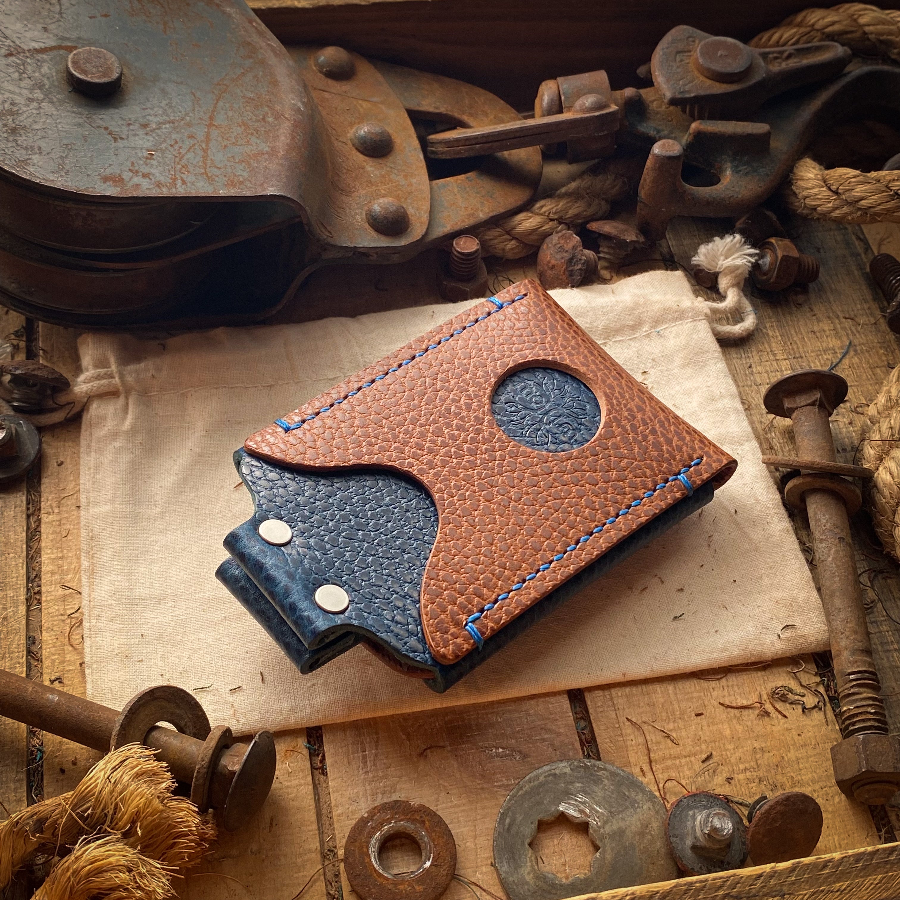 Original Knocks Minimalist Wallet for Airtag
