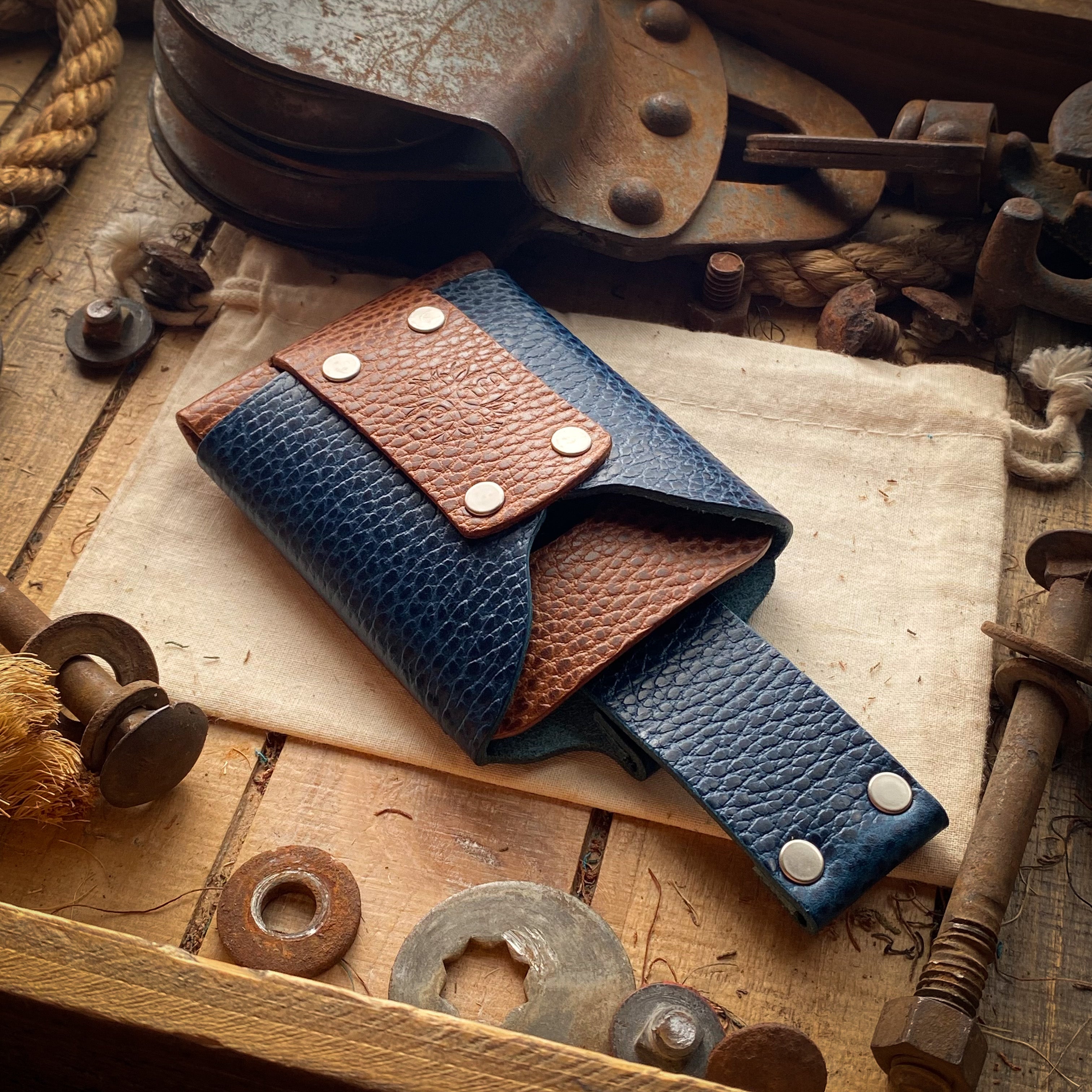 Original Knocks Minimalist Wallet with leather pull tab