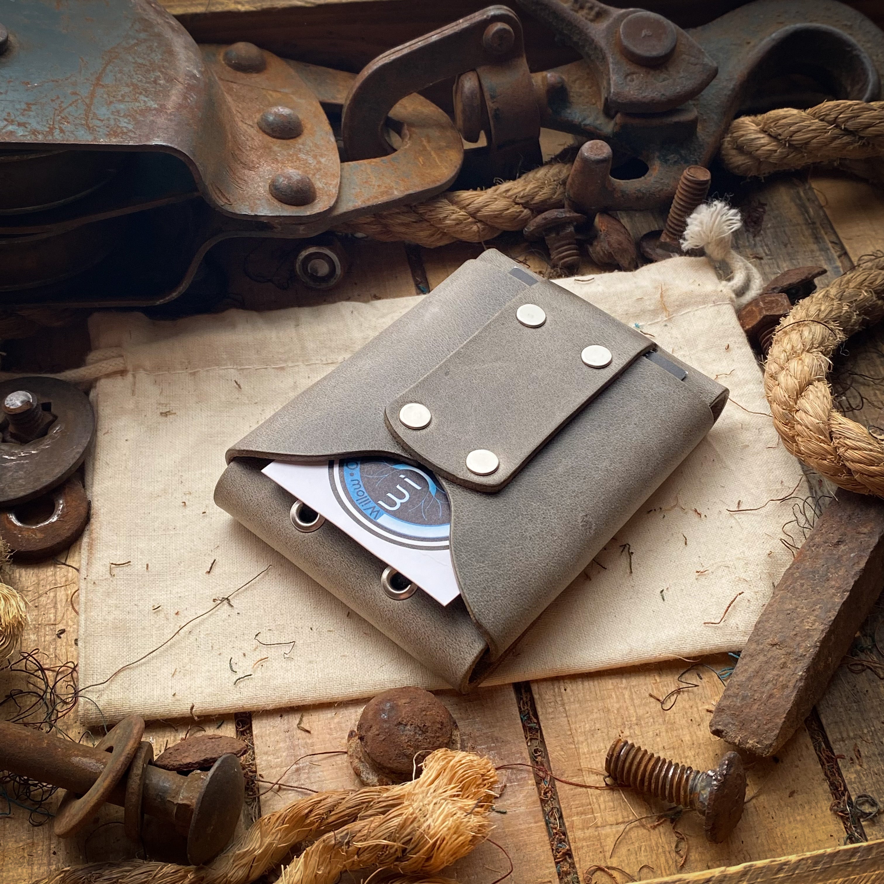 original luxe minimalist wallet with quick access