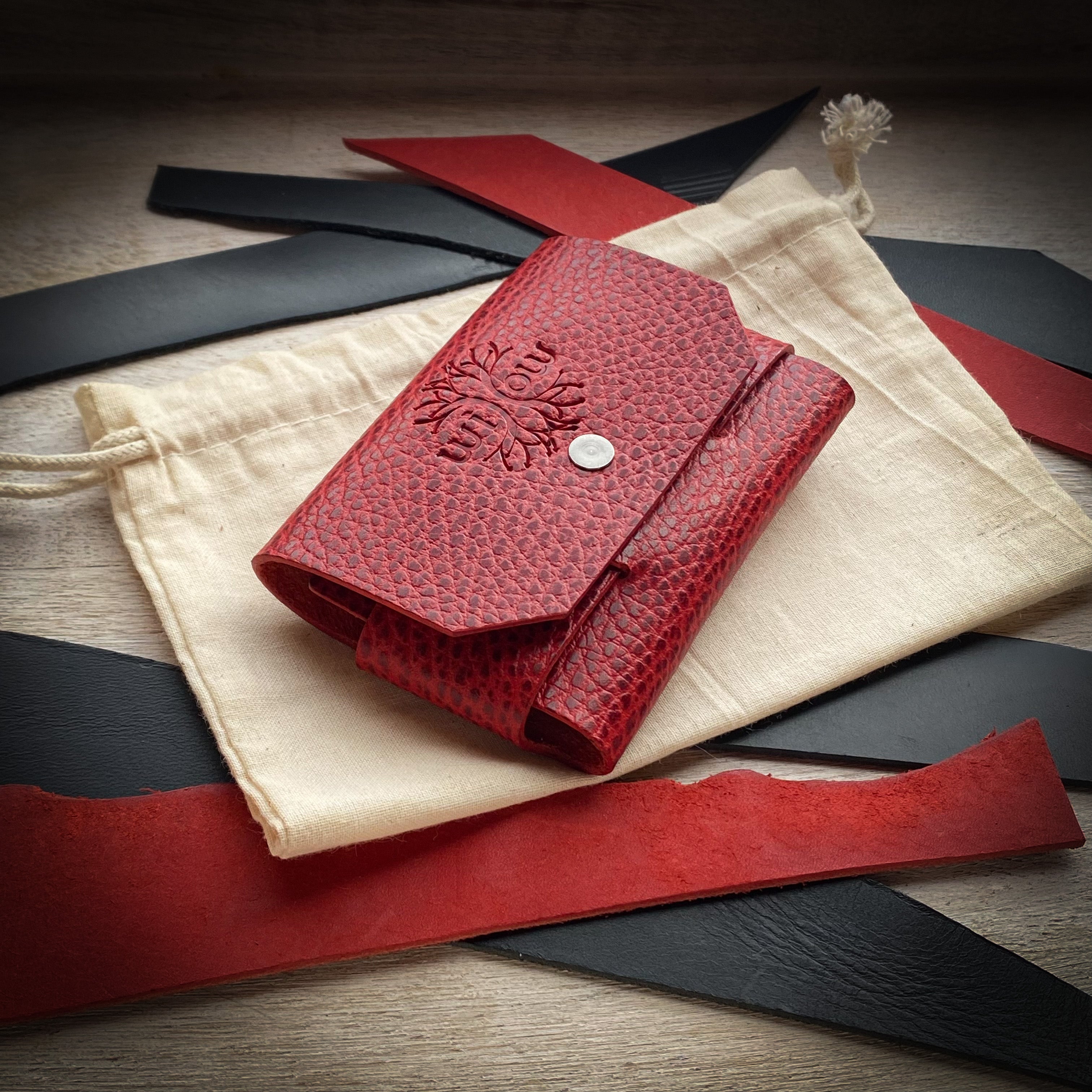 The Milo Stitchless Wallet - Red Dollaro
