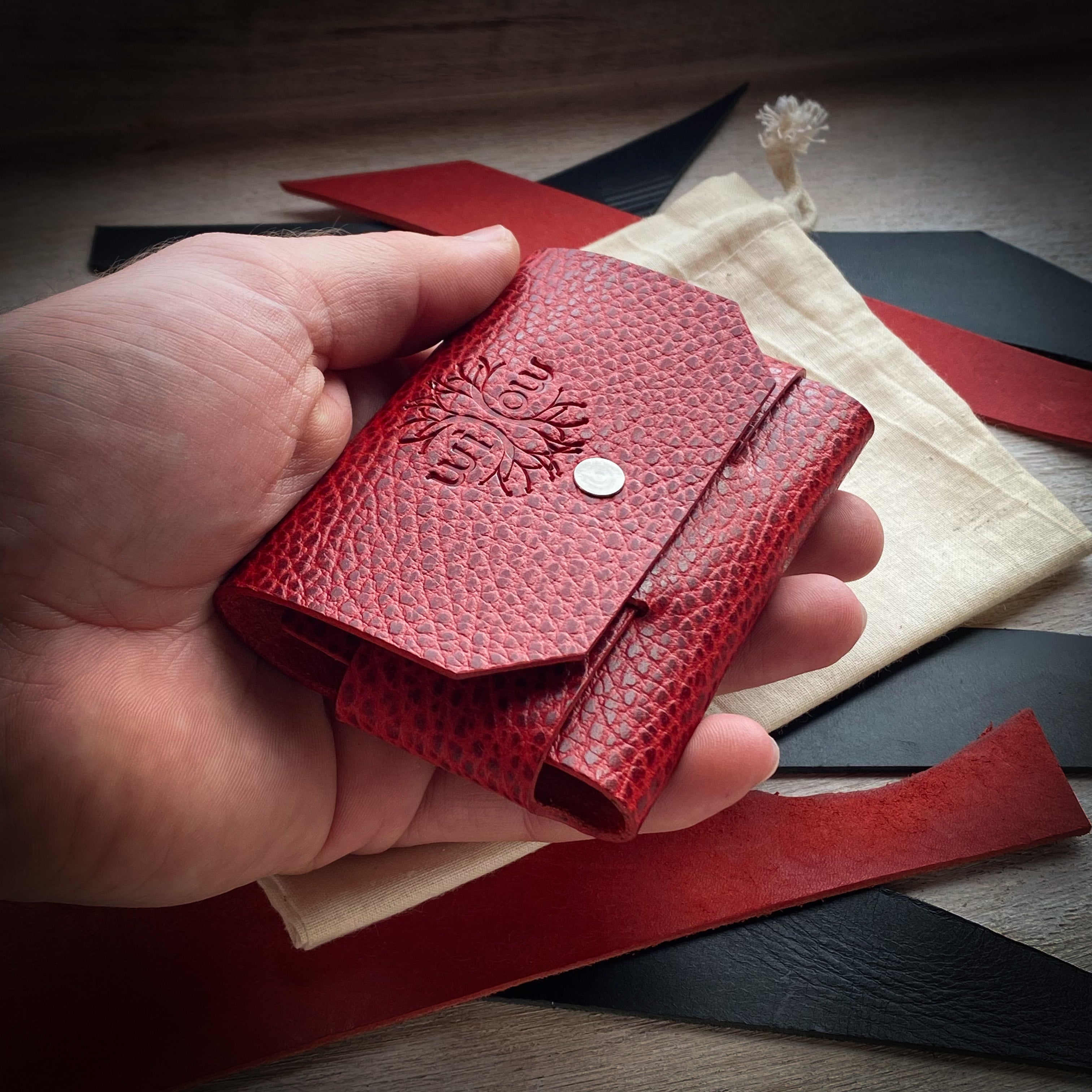 The Milo Stitchless Wallet - Red Dollaro