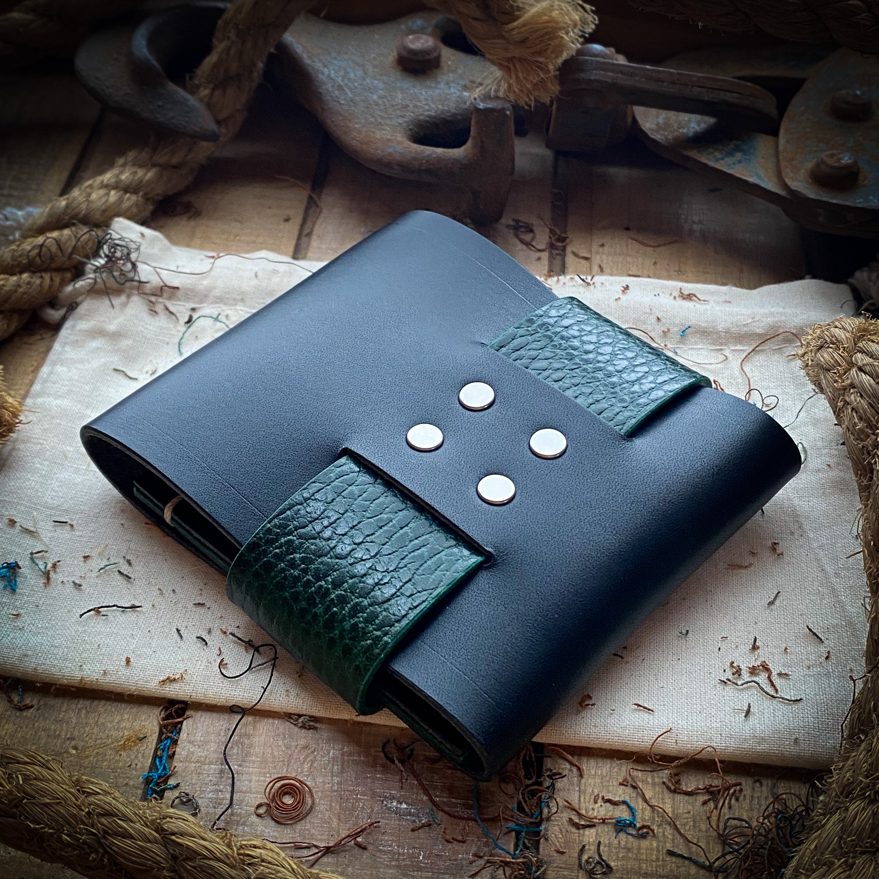 Luxe Minimalist Wallet - Black and Green Dollaro